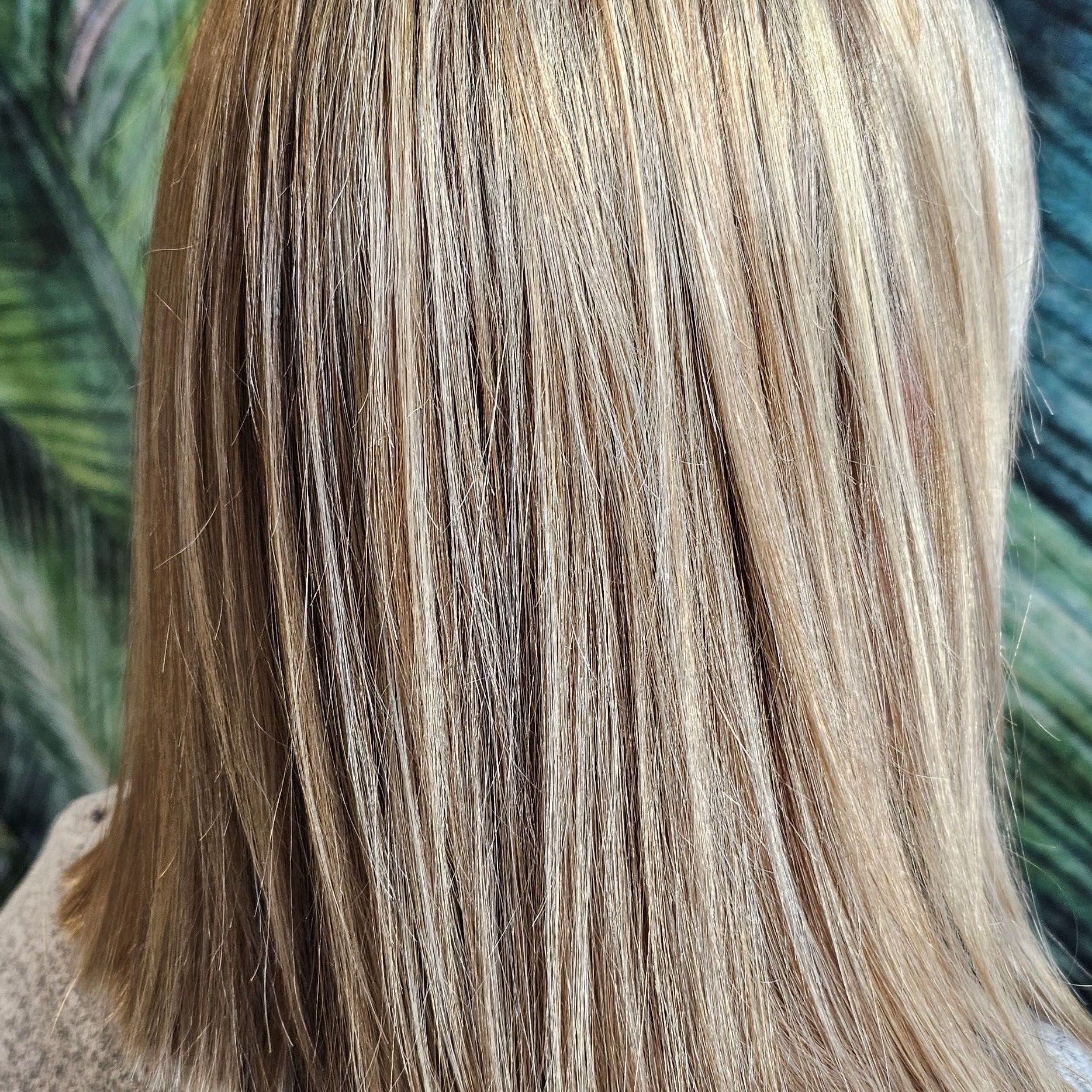 Kręcone blond włosy po koloryzacji